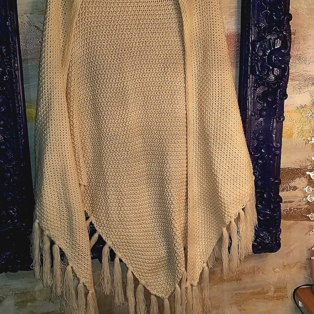 Cream  poncho with tassels by Do Everything In Love